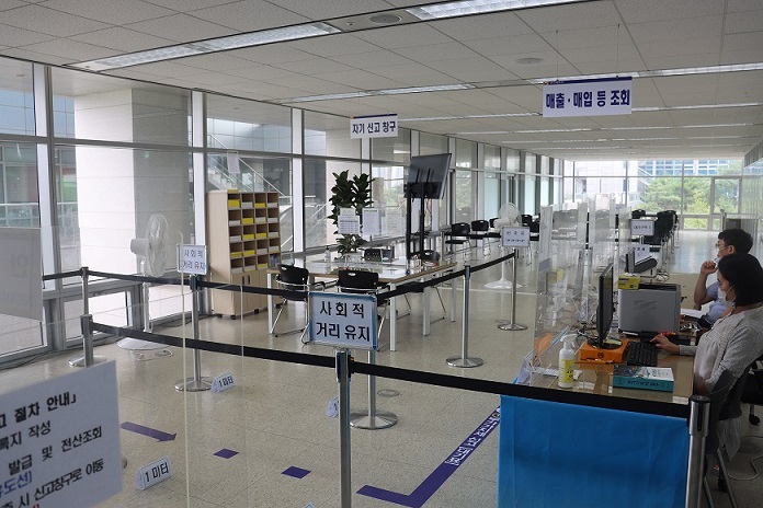 2층 대기석에서 기다리시다 순서가 되시면 신고창구로 이동합니다.